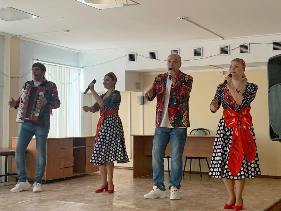 Ансамбль «Горница» и Иван Нивин выступили в Леонидовке Ансамбль «Горница» и Иван Нивин выступили в Леонидовке